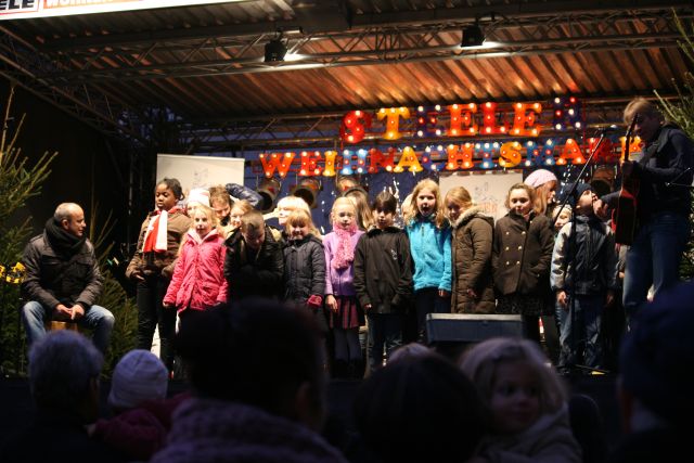 gal/2011/2011 Steeler Weihnachtsmarkt/2011 Saitentwist Steeler Weihnachtsmarkt 14.11 132.JPG